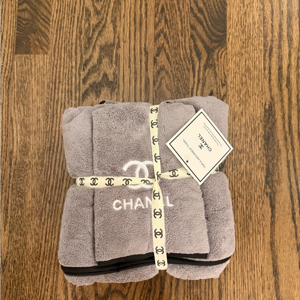 CHANEL Soft Gray Towel Set